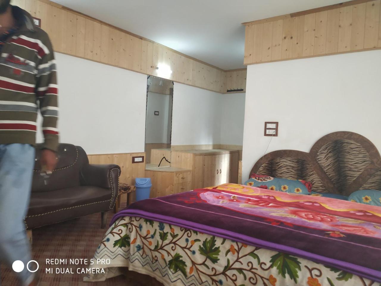 Hotel King Palace Pahalgām Екстериор снимка